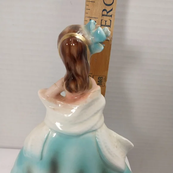 Vintage lady figurine - Picture 2 of 3